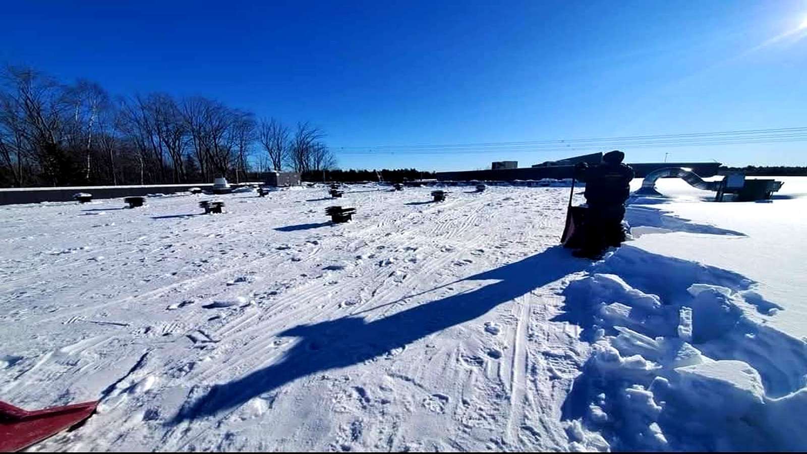 Déneigement d'une toiture